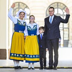 6. Juni 2023  Um 10 Uhr war es endlich so weit: Kronprinzessin Victoria, Prinzessin Estelle, Prinz Oscar und Prinz Daniel erscheinen vor den westlichen Toren des Stockholmer Schlosses und läuten damit die Feierlichkeiten zum schwedischen Nationalfeiertag ein.