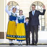6. Juni 2023  Um 10 Uhr war es endlich so weit: Kronprinzessin Victoria, Prinzessin Estelle, Prinz Oscar und Prinz Daniel erscheinen vor den westlichen Toren des Stockholmer Schlosses und läuten damit die Feierlichkeiten zum schwedischen Nationalfeiertag ein.