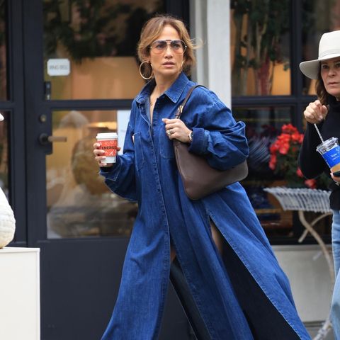 Andere kriegen von ihrer Jogginghose nicht genug – bei Jennifer Lopez darf der Glamour im Alltag nicht zu kurz kommen. Im bodenlangen Jeanskleid von Valentino für ca. 3000 Euro geht die Sängerin Möbel shoppen. Es ist nicht das einzige Luxus-Piece an diesem Tag. Dazu kombiniert sie eine braune Handtasche von Gucci. Kniehohe Boots und eine große Pilotenbrille perfektionieren den extravaganten Look. 