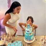 Während Mateo sich einen Gabentisch zum Thema Fußball gewünscht hat, darf sich Eva über eine grandiose Meerjungfrauen-Torte freuen. Zusammen mit Mama Georgina pustet das Geburtstagskind die Kerzen aus. 