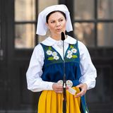 Prinzessin Victoria begrüßt mit einem herzlichen "Willkomen" und einer längeren Ansprache das Volk. Die Tore zum äußeren Hof sind nun geöffnet, Besucher:innen können sich am Nationalfeiertag das Schloss kostenlos ansehen.