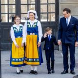 Nach der Rede winkt auch Prinz Oscar fröhlich den Fotografen zu. 