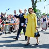 Am Nachmittag beginnen auch für König Carl Gustaf und Königin Silvia die Feierlichkeiten zum Nationalfeiertag in Strängnäs. Zahlreiche Menschen sind hier erschienen, um die schwedischen Royals zu bejubeln. 