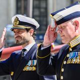 Prinz Carl Philip ist ebenfalls anwesend und salutiert bei der Zeremonie der Wachablösung im Hof des königlichen Schlosses. 