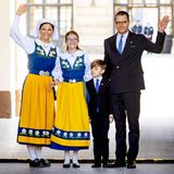 6. Juni 2023  Es ist wieder soweit: Am heutigen Dienstag öffnen sich am schwedischen Nationalfeiertag in Stockholm die Pforten zum "Tag des offenen Schlosses". Gut gelaunt begingen Kronprinzessin Victoria und ihre Familie die Feierlichkeiten. Victoria und Tochter Estelle zeigen sich wie jedes Jahr in ihren traditionellen Trachten in Nationalfarben. Prinzessin Estelle strahlt mit Mama Victoria um die Wette und auch Prinz Daniel mit Prinz Oscar haben sich in ihren Anzügen und passenden Krawatten richtig herausgeputzt.
