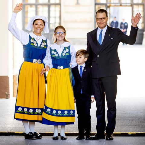 6. Juni 2023  Es ist wieder soweit: Am heutigen Dienstag öffnen sich am schwedischen Nationalfeiertag in Stockholm die Pforten zum "Tag des offenen Schlosses". Gut gelaunt begingen Kronprinzessin Victoria und ihre Familie die Feierlichkeiten. Victoria und Tochter Estelle zeigen sich wie jedes Jahr in ihren traditionellen Trachten in Nationalfarben. Prinzessin Estelle strahlt mit Mama Victoria um die Wette und auch Prinz Daniel mit Prinz Oscar haben sich in ihren Anzügen und passenden Krawatten richtig herausgeputzt.