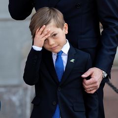 Etwas schüchtern streicht sich Prinz Oscar eine Haarsträhne aus dem Gesicht. 