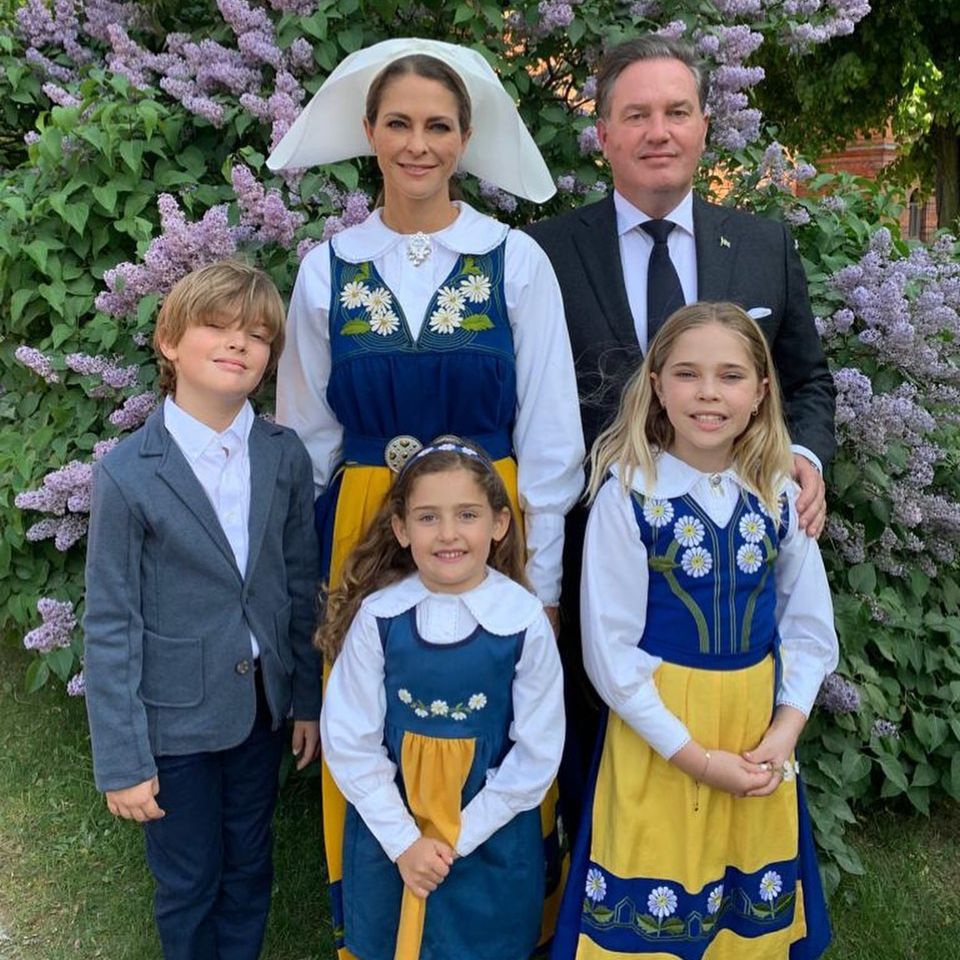 Nur wenige Wochen vor dem Umzug zurück nach Stockholm schickt Prinzessin Madeleine einen sommerlichen Gruß anlässlich der Feierlichkeiten zum schwedischen Nationalfeiertag. Gemeinsam mit der ganzen Familie und ganz traditionell gekleidet wünscht Madeleine ihren Follower:innen einen frohen Nationalfeiertag auf Instagram.