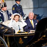 Gut gelaunt und bei bestem Wetter zeigen sich König Carl Gustaf und Königin Silvia bei der Kutschfahrt vom Königlichen Schloss zum Freilichtmuseum Skansen.