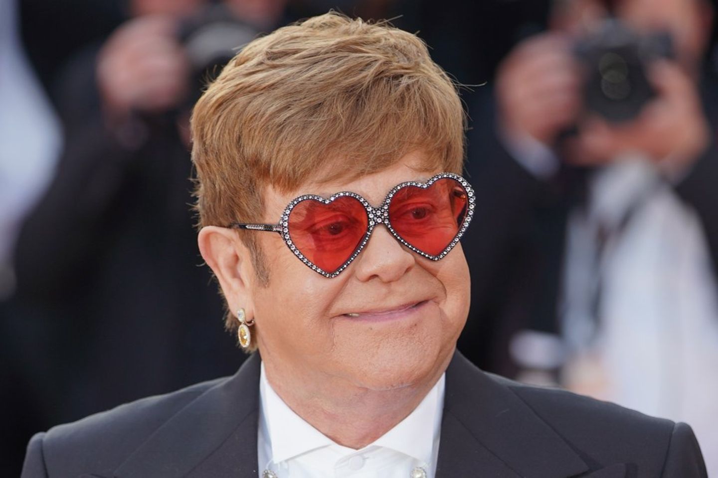Elton John setzt sich seit Jahrzehnten für den Kampf gegen AIDS ein.