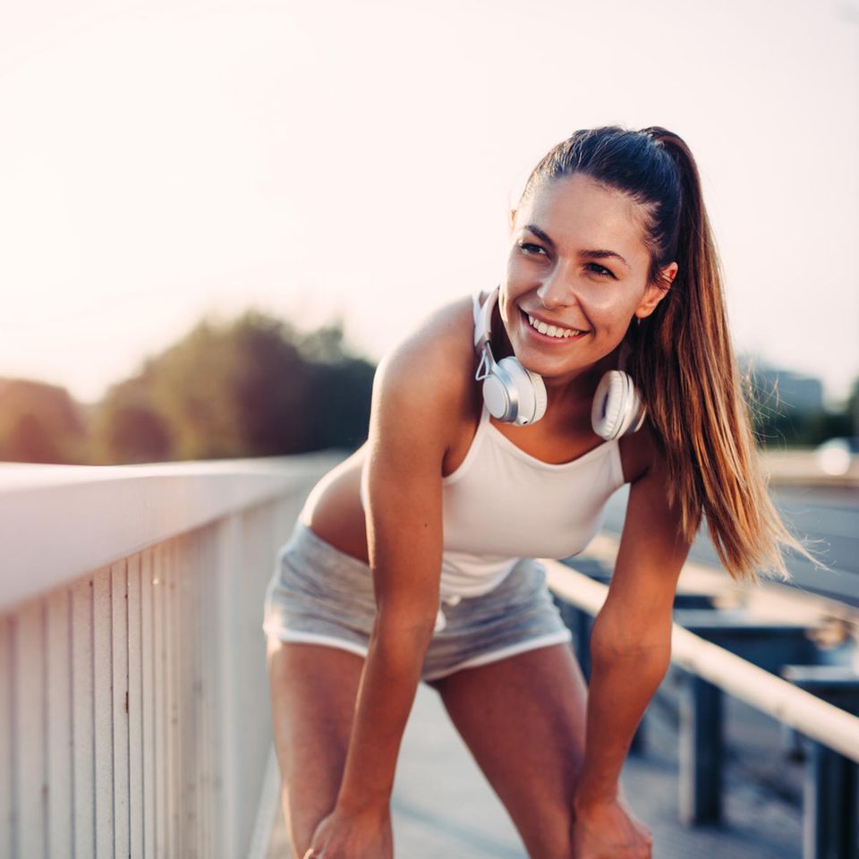 Frau macht eine Fitness-Übung
