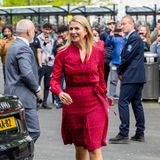Im leuchtend rot gemusterten "Judi"-Dress von Tory Burch verbreitet Königin Máxima bei einem Arbeitsbesuch bei Aventus in Apeldoorn gute Laune.