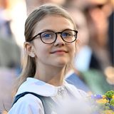 Was für ein schönes Detail: Prinzessin Estelle trägt passend zu ihrer schwedischen Tracht Ohrringe in Blütenform. 