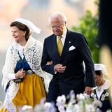 Am späten Nachmittag kommt die schwedische Königsfamilie im Freilichtmuseum an. Königin Silvia hat für diesen Programmpunkt ebenfalls ihre schicke Tracht angezogen. 