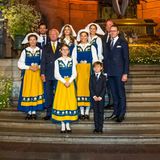 Ein wundervoller Feiertag in Schweden geht zu Ende. Für ein letztes Gruppenfoto am Abend posiert die Königsfamilie gemeinsam auf den Stufen. 