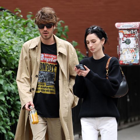 Meadow Walker und ihr Mann Louis Thornton-Allan gönnen sich im New Yorker Szeneviertel SoHo ein Open-Air-Dinner, und dabei könnten sie kaum lässiger aussehen: Er trägt Trenchcoat, passende Hose und Mottoshirt mit Newspaper-Optik, sie hat sich für einen gemütlichen Pullover-Look in Schwarz-Weiß entschieden. Falls der Sommerabend doch etwas kühler werden sollte.