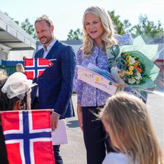7. Juni 2023  Prinzessin Mette-Marit und Prinz Haakon besuchen heute die kirchliche Stadtmission in Drammen, Norwegen. Hier trifft das Paar Kinder aus dem Gulskogen-Kindergarten und werden mit selbstgemalten Bildern und Blumen beschenkt. 