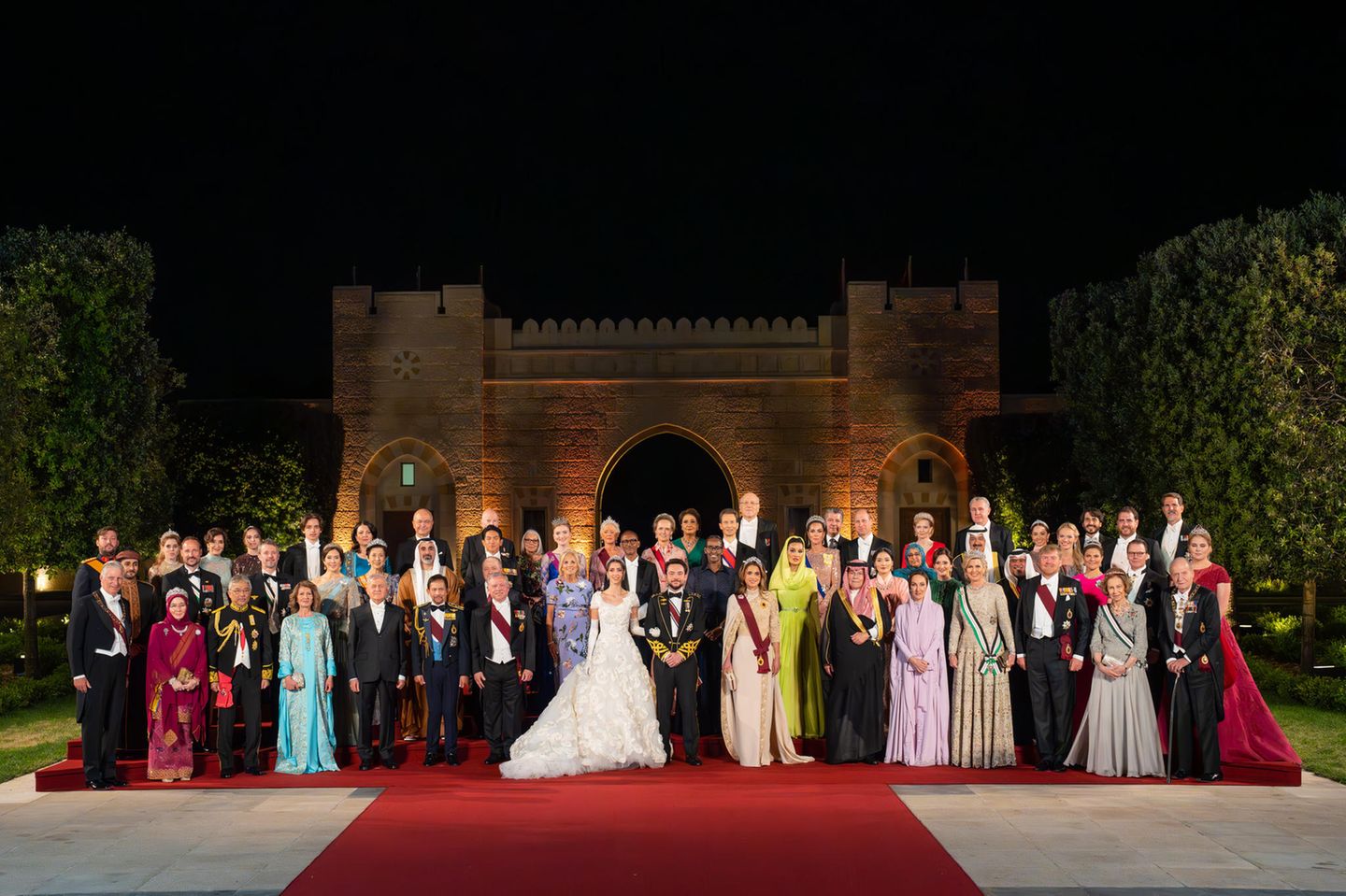 Prinzessin Rajwa und Prinz Hussein von Jordanien posieren mit den "bedeutenden" Gästen ihrer Hochzeit.