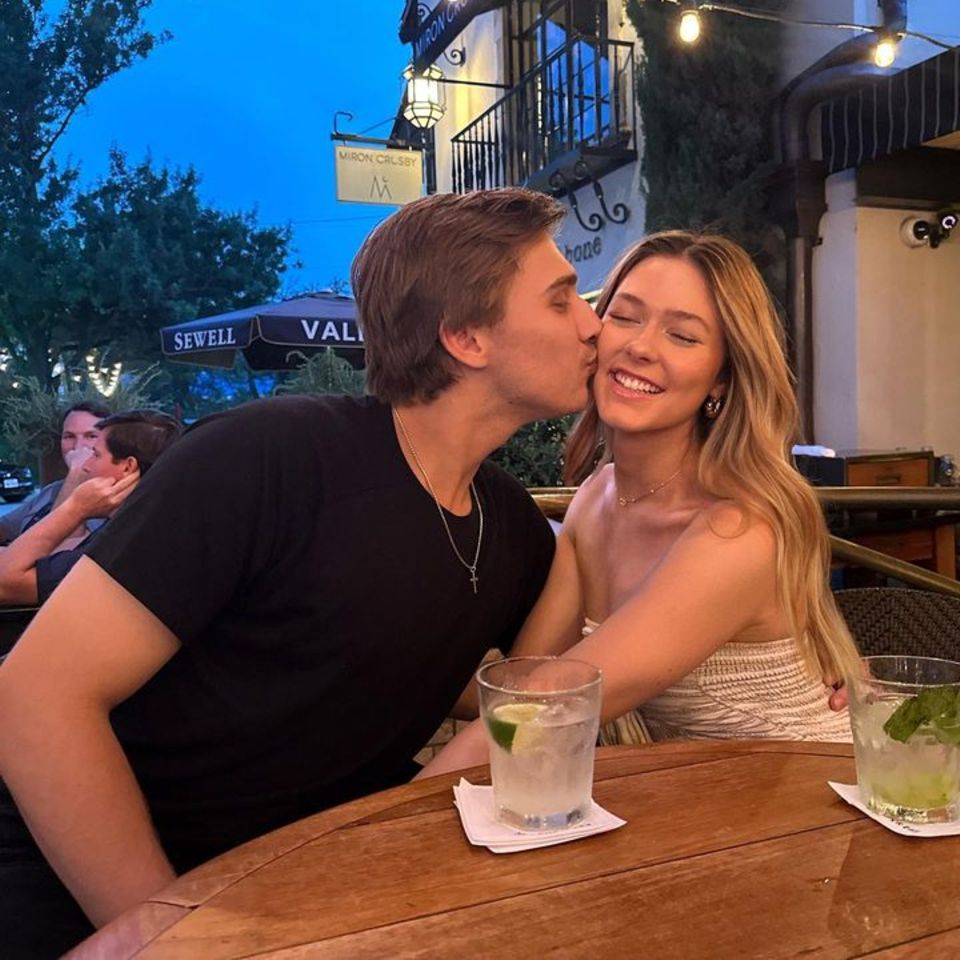 Nur selten gibt Jaden Agassi,  Sohn von Steffi Graf und Andre Agassi, Einblicke in sein Privatleben. Auf Instagram teilt Freundin Catherine Holt jetzt Fotos, die das Paar verliebt in einem Lokal zeigen. Während Jaden seiner Cat einen Kuss auf die Wange gibt, strahlt diese glücklich in die Kamera. 