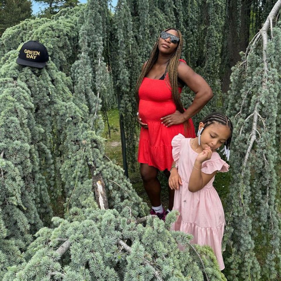 Serena Williams posiert mit Babybauch und Tochter Olympia im Grünen. Den Fans auf Instagram gefällt dieses lässige Foto und sie lassen der Tennisikone dafür zahlreiche virtuelle Herzen zufliegen. 