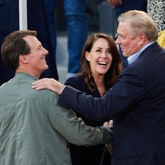 Joachim und Marie sind heute nicht die einzigen tennisbegeisterten Royals im Roland Garros Stadion. Gut gelaunt begrüßt das Paar Prinz Charles von Bourbon-beider Sizilien.  