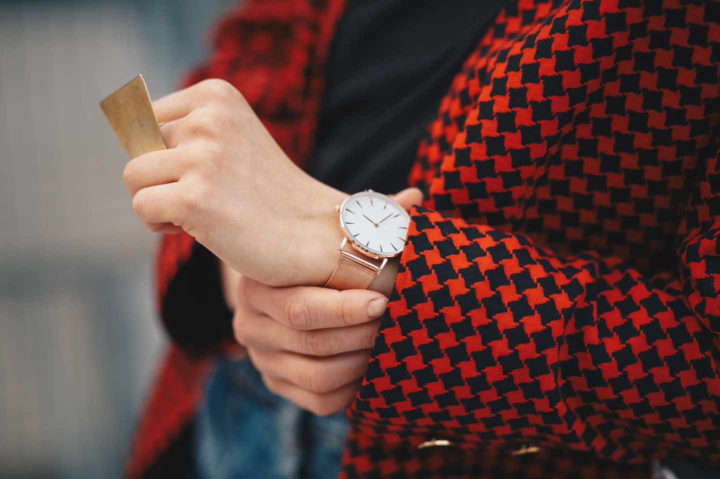 Deals des Tages: Frau trägt Armbanduhr
