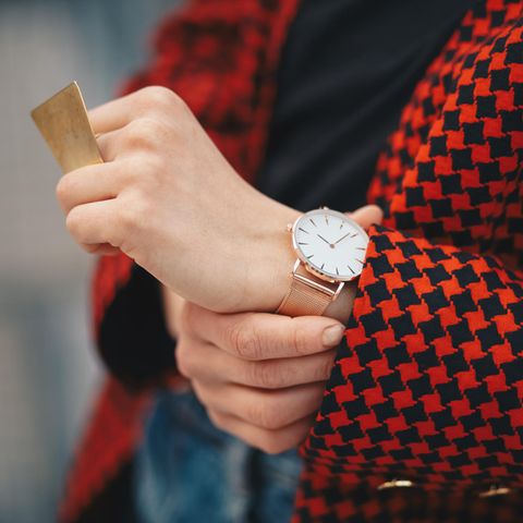 Deals des Tages: Frau trägt Armbanduhr