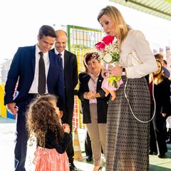 7. Juni 2023  Am dritten und letzen Tag ihrer Brasilienreise als UN-Sonderbeauftragte besucht Königin Máxima die Grundschule 312 Norte in Brasilia. Der royale Gast wird dort von einem offenherzigen Blumenmädchen empfangen, die zur Verstärkung ihre Puppe dabei hat und diese sofort Máxima anvertraut. 