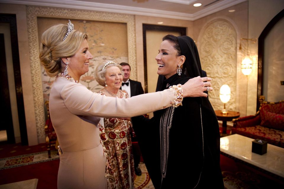 2011 empfängt Sheikha Mozah bint Nasser Al Missned Königin Máxima und Prinzessin Beatrix in Katar.