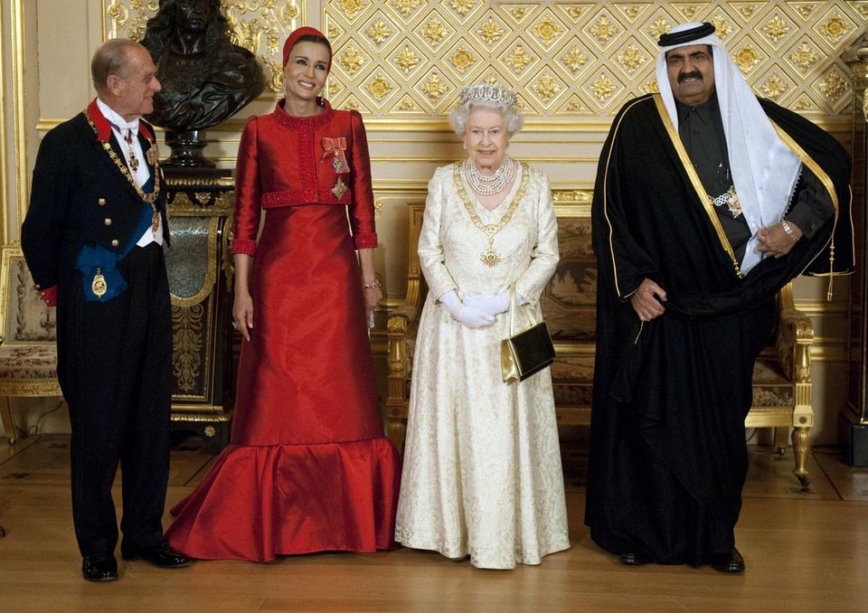 Prinz Philip (†) und Queen Elizabeth (†) posieren mit Katars damaligem Emir Scheich Hamad bin Khalifa al Than (r) und seiner Frau Sheikha Mozah bint Nasser Al Missned vor einem Bankett während ihres Staatsbesuchs auf Schloss Windsor am 26. Oktober 2010.