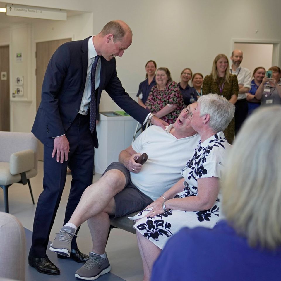 Prinz William scherzt mit einem Patienten beim Besuch in einem Krebszentrum.
