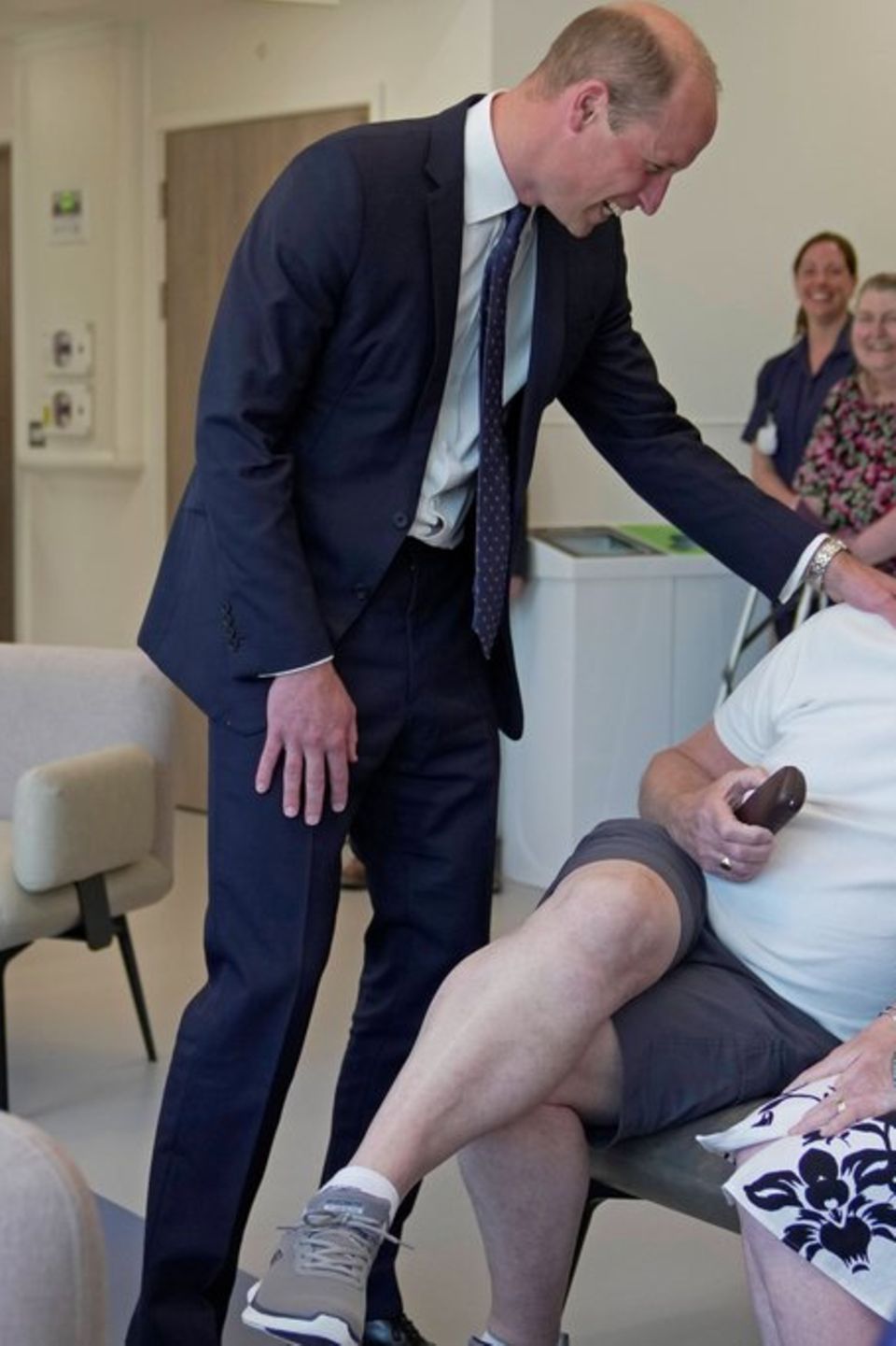 Prinz William scherzt mit einem Patienten beim Besuch in einem Krebszentrum.