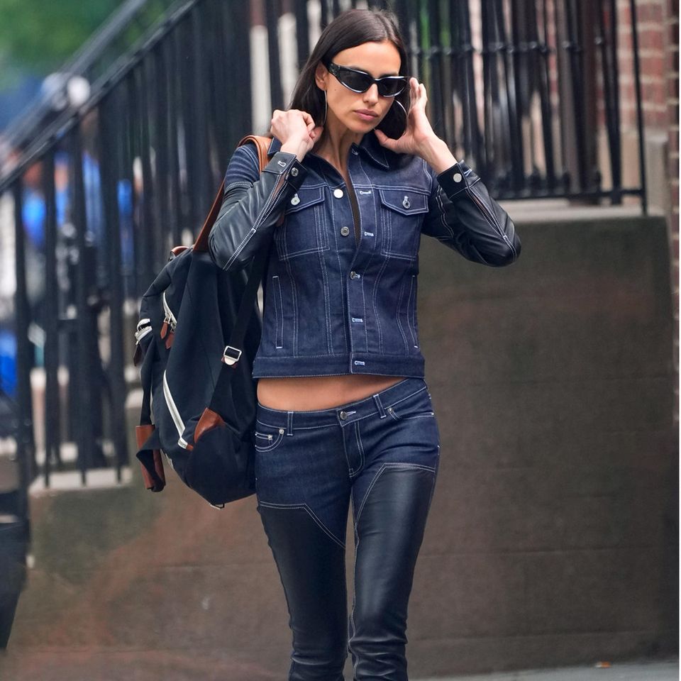 Stylisch, stylischer, Irina Shayk! Immer wieder zeigt sich das Topmodel in den angesagtesten Teilen der Saison – und hört bei einem Trend pro Outfit nicht auf. Auf den Straßen New Yorks zeigt sich Irina in cooler Kombi aus den Trendmaterialien Leder und Denim und rundet ihr Outfit mit einer Sonnenbrille im Y2K-Style ab. Lässiger geht's kaum!