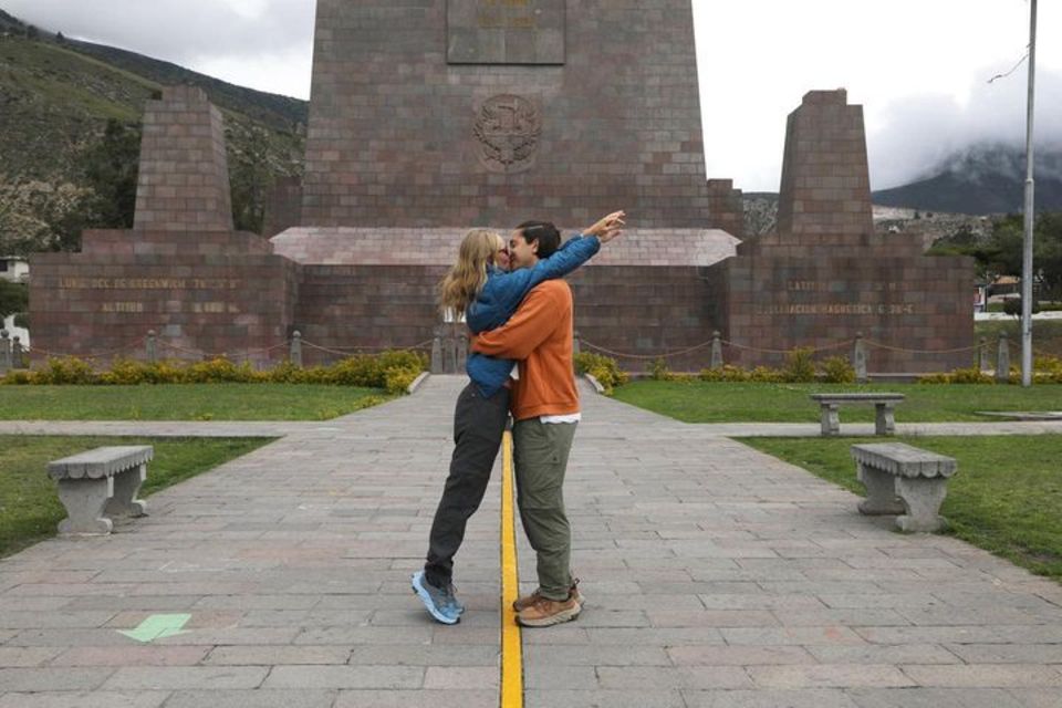Während ihrer Reise durch Ecuador besuchen Kate Bosworth und Ehemann Justin Long das Äquatormonument "La Mitad del Mundo" und geben sich an der gelben Linie, die den Null-Breitengrad markieren soll, einen Kuss über beide Häften der Erde hinweg. Wie romantisch!