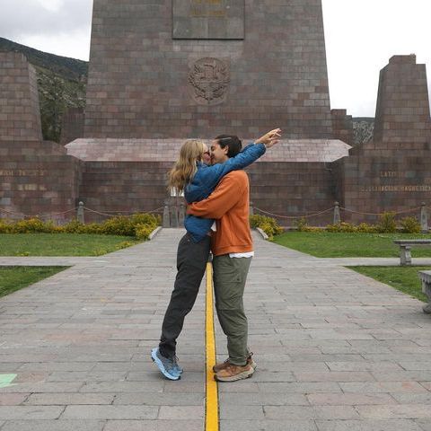Während ihrer Reise durch Ecuador besuchen Kate Bosworth und Ehemann Justin Long das Äquatormonument "La Mitad del Mundo" und geben sich an der gelben Linie, die den Null-Breitengrad markieren soll, einen Kuss über beide Häften der Erde hinweg. Wie romantisch!