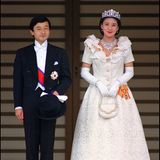 Mehr als 30 Jahre ist es her, dass der heutige Kaiser Naruhito und die heutige Kaiserin Masako von Japan Ja gesagt haben. Masako begeisterte damals in einem ausgestellten Brautkleid mit passender Spitzenjacke mit aufwendigen 3D-Blütendetails. Auch die kleine Handtasche stammt aus dem aufwendigen Stoff. Rote Lippen und eine glamouröse Tiara mit passender Juwelenkette runden den edlen Look ab.