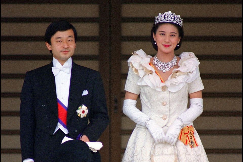 30 Jahre ist es her, dass der heutige Kaiser Naruhito und die heutige Kaiserin Masako von Japan Ja gesagt haben. Masako begeisterte damals in einem ausgestellten Brautkleid mit passender Spitzenjacke mit aufwendigen 3D-Blütendetails. Auch die kleine Handtasche stammt aus dem aufwendigen Stoff. Rote Lippen und eine glamouröse Tiara mit passender Juwelenkette runden den edlen Look ab.