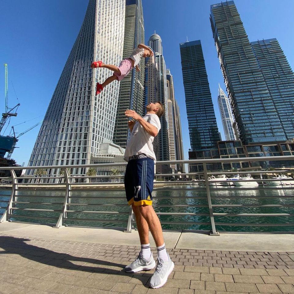 8. Juni 2023  Huuuiiii! In Dubai verbringt Familie Engels nicht nur eine sonnige Zeit, Stiefvater Julian bringt Alessio dort sogar das Fliegen bei. Und vor der beeindruckenden Wolkenkratzerkulisse entstehen dann unvergessliche Erinnerungen und so tolle Fotos wie dieses.