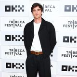 Schlicht, aber effektiv ist Jacob Elordis Outfit bei dem Tribeca Film Festival. In einer Kurzjacke, einer schwarzen Hose und weißem T-Shirt zeigt er, dass auch Basics gut aussehen können. 