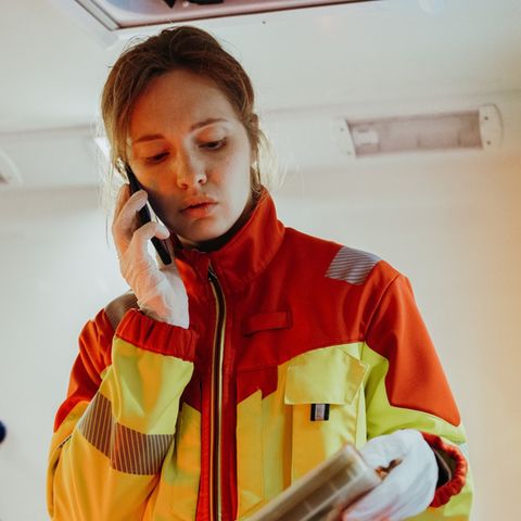 "Polizeiruf 110: Paranoia": Rettungssanitäterin Sarah Kant (Marta Kizyma) findet beim Reinigen des Rettungswagens eine Videoka