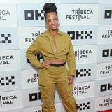 Nicht nur Schauspieler sind zum Tribeca Film Festival geladen, Sängerin Alicia Keys kommt zur "Uncharted"-Premiere und könnte dabei nicht lässiger aussehen. Es ist Premiere von einer Dokumentation, dass hinter die Kulissen des Songwriting-Camps She Is The Music von Alicia Keys schaut. 