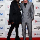Wenn es um extravagante Mode geht, ist auf Billy Porter verlass. Bei der Premiere von "Our Son" zeigt er sich in einem aufregenden, schwarzen Ensemble – inklusive Glamour-Make-up. Luke Evans hält es schlichter. Er setzt auf Nadelstreifen-Anzug in Grau.