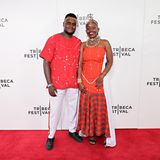Die Produzent:innen Moses Thuranira und Naomi Kambura stellen auf dem Tribeca Film Festival ihren Film "Between The Rains" vor und kommen zur Premiere in aufwendig gestalteten, traditionellen Kleidern. 