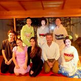 11. Juni 2023 Die Beckhams sind nach langer Zeit wieder "back in Japan", und ihren Gesichtern nach zu urteilen, sind Cruz, Harper, Victoria und Papa David darüber sehr glücklich. In Tokio beginnen sie schon mal damit, liebe Leute zu treffen und etwas über die Kultur und Traditionen des Landes zu lernen.