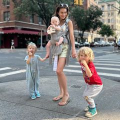 11. Juni 2023  Zusammen mit ihren drei jüngsten Kids erlebt Hilaria Baldwin einen sommerlichen Tag in New York. "Danke, dass ihr mir so viel Freude bereitet", schreibt die Ehefrau von Alec Baldwin zu ihrem schönen Schnappschuss.