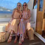 Claudia Schiffer mit ihrer Freundin auf einem Boot