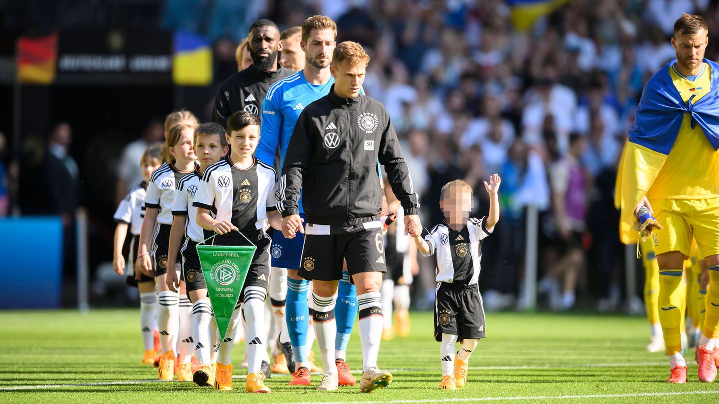 Joshua Kimmich Niedliches Foto Seltener Auftritt Mit Seinem Sohn