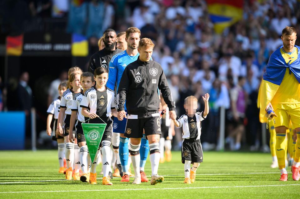 Joshua Kimmich: Niedliches Foto! Seltener Auftritt Mit Seinem Sohn ...