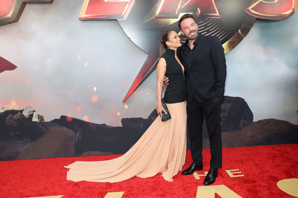 Bei der Premiere von "The Flash" in Los Angeles zeigen sich Jennifer Lopez und Ben Affleck schwer verliebt auf dem Red Carpet. Während Jennifer ihren Ben in einem edlen Gucci-Kleid mit fließendem Rock und Weste anstrahlt, lacht der gut gelaunt im schwarzen Anzug.