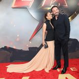 Bei der Premiere von "The Flash" in Los Angeles zeigen sich Jennifer Lopez und Ben Affleck schwer verliebt auf dem Red Carpet. Während Jennifer ihren Ben in einem edlen Gucci-Kleid mit fließendem Rock und Weste anstrahlt, lacht der gut gelaunt im schwarzen Anzug.